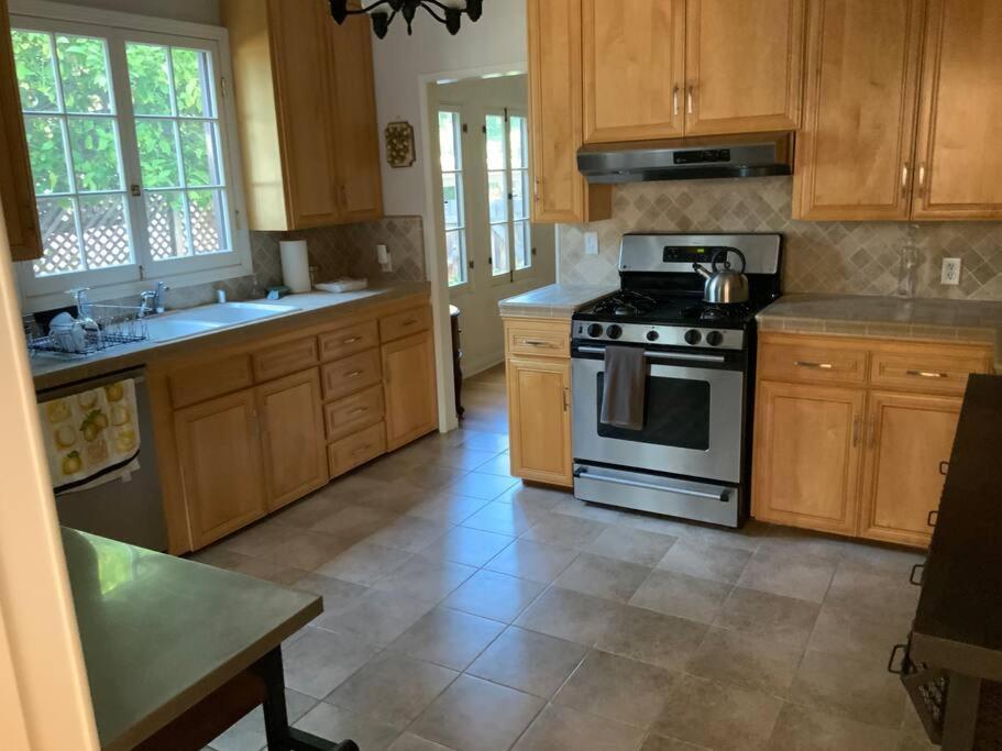 House, Walking Distance From Universal Studios Лос Анджелис Екстериор снимка